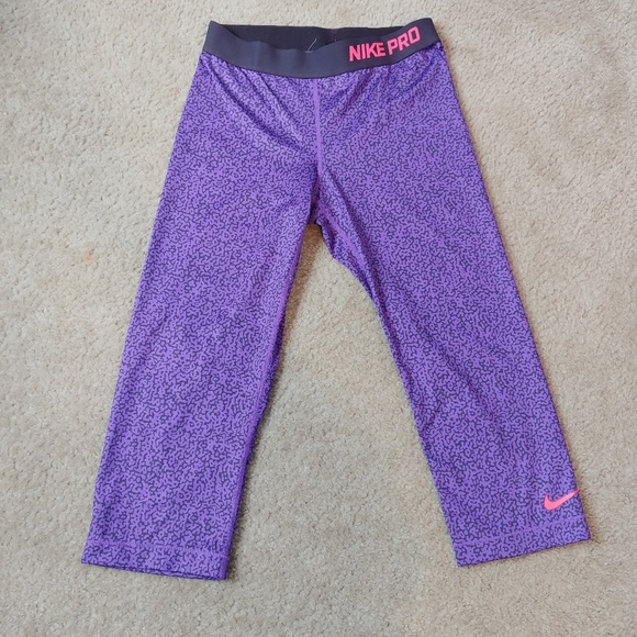Nike Pants - Women's medium Nike pro stretch capri pants